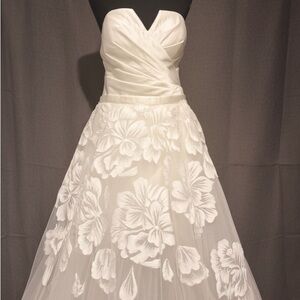 Special made!
Sophisticated Cream Strapless Wedding Dress with over skirt